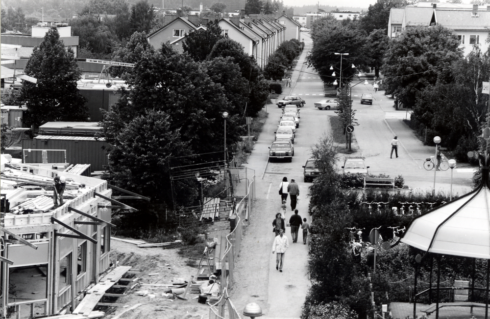 Vallentuna centrum med det nya kommunalhusbygget t v, i mitten syns Allévägen upp till bostadsområdet Sörgården.    T h syns Paviljongen vid Tuna torg