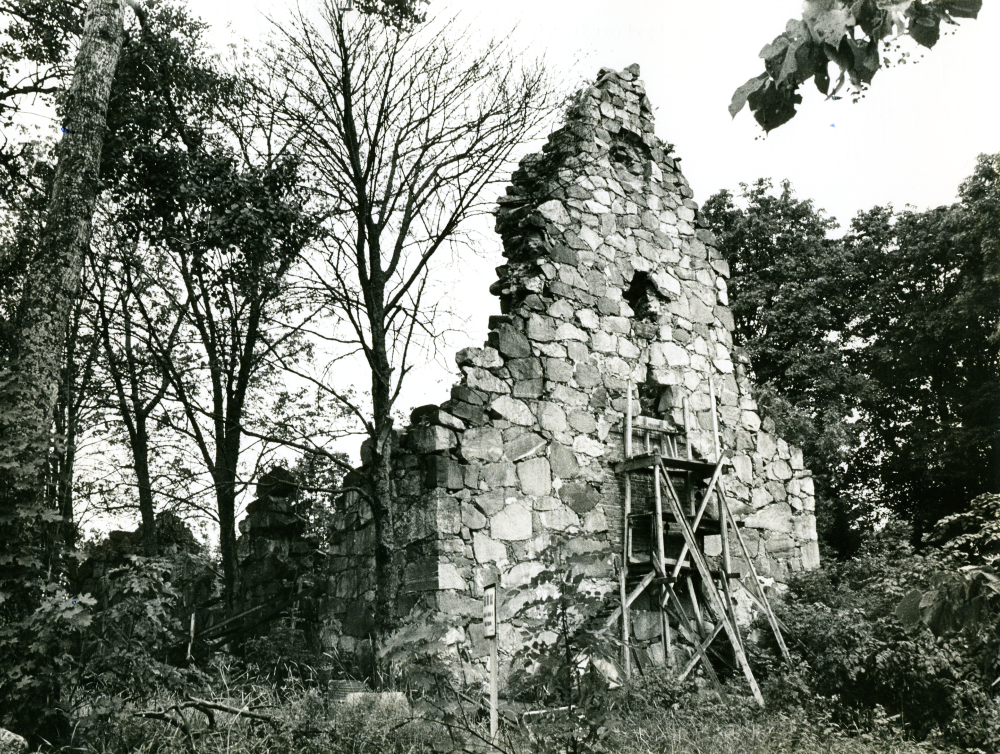 1837 beslutades att socknarna Össeby och Garn skulle slås samman till Össeby-Garns socken. Församlingen hade inte råd att hålla två kyrkor, därför övergavs Össeby kyrka 1838. 1963 bildades Össeby kyrkoruin - förening för dess restaurering och vård, under vilkens överinseende ruinen restaurerades 1961 till 1971. Den första gudstjänsten kunde hållas 23 maj 1974. Ruinen återinvigdes till kyrka av biskop Ingmar Ström 1976. Roland de Thorey var en synnerligen drivande kraft i restaureringsprocessen och i Össeby hembygdsföreningen som bildades 1970.