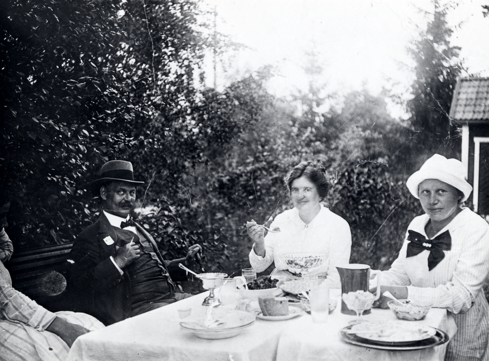 Tre vallentuna socialister vid kaffe i det gröna. Alla är medlemmar i Vallentuna socialdemokratiska arbetarekommun startad 1914. Fr v C L Thimgren fru Thimgren och Bertha Andersson Duplneg - 040 02 00: 003 D