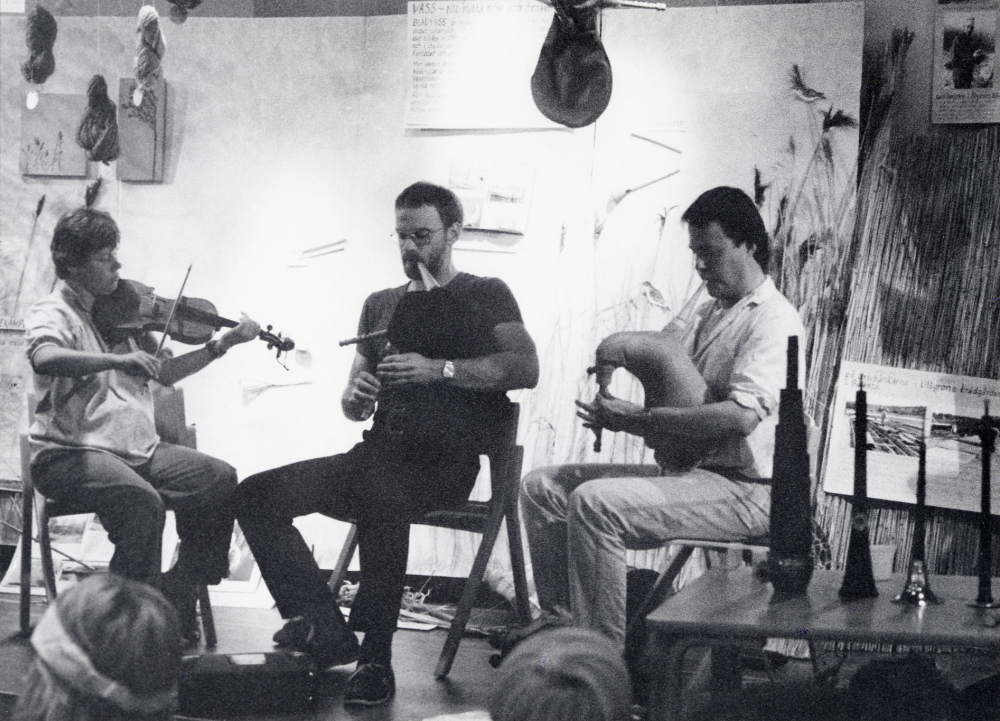 Vass till nytta och nöje - en utställning i Vallentunasalen av Eva Rahmqvist.  I samband med utställningen en programkväll med musik på fiol och säckpipor av fr v okänd, Per Furå och Jan Winter