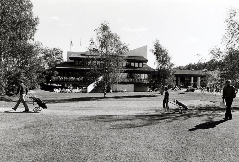 Lindö golfklubb med Björn Borg Sports Club. Huvudbyggnaden sedd från väster med restaurangen t v.  I bottenvånngen finns simbassäng och motionsutrymmen