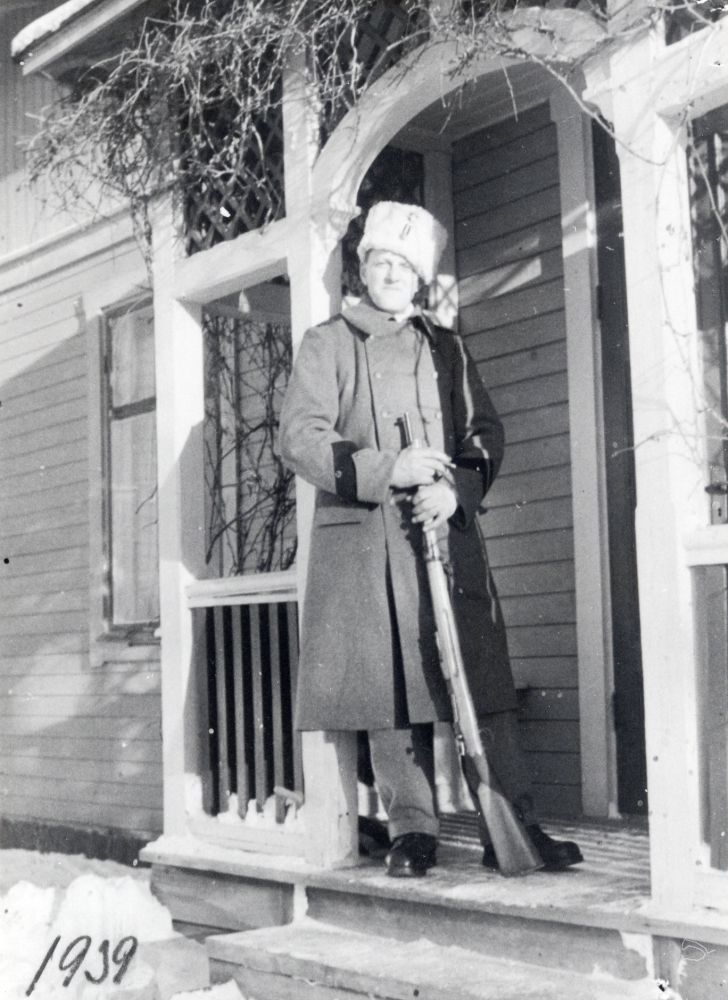 Sven Karlsson i uniform på trappan till östra flygeln vid Väsby gård