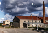 Vallentuna tegelbruk. Vallentuna tegelbruk startades av fabrikör Axel W Lundqvist 1919. På bruket tillverkades taktegel och dräneringsrör samt även murtegel. Driften upphörde 1967 och bruket revs 1969.
Bildserie: Vallentuna på 1960-talet.