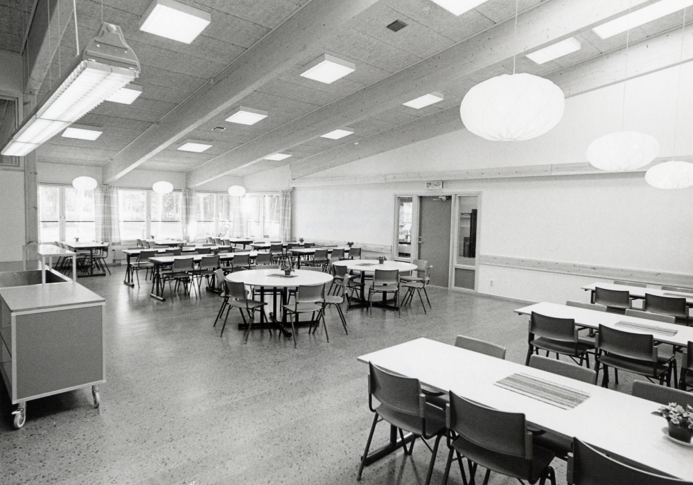 Matsalen i nya Kårstaskolan vid Bergsjövägen första skoldagen höstterminen 1982