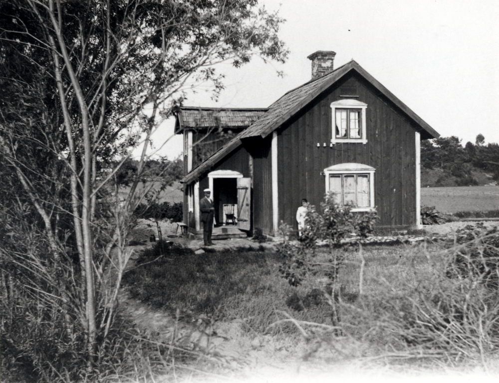 Brohus i Markim brann ner i mitten av 1940-talet.  Vid trappan står patron Teodor Gustafson.  Kvinnan är okänd.  Uppgifter från Hemrik Oldeskog