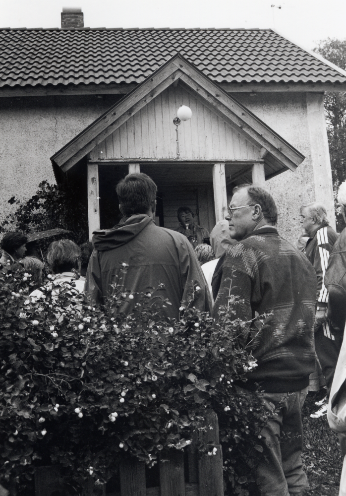 Sockenrunda 3 september 2000, arrangerad av hembygdsföreningarna i Orkesta och Markim. Bussen har stannat vid Granby, där Brita Bergfors, född Hedlund, berättar om sin uppväxt med många syskon i den lilla stugan.  Hennes far och farfar drev Granby såg.  Närmast kameran i mönstrad tröja står Sigge Eriksson