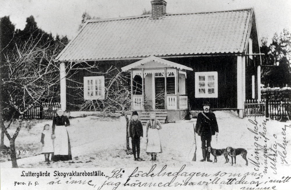 Luttergärde, skogvaktareboställe i Frösunda.  Mannen är skogvaktare Karlsson och pojken heter Oskar