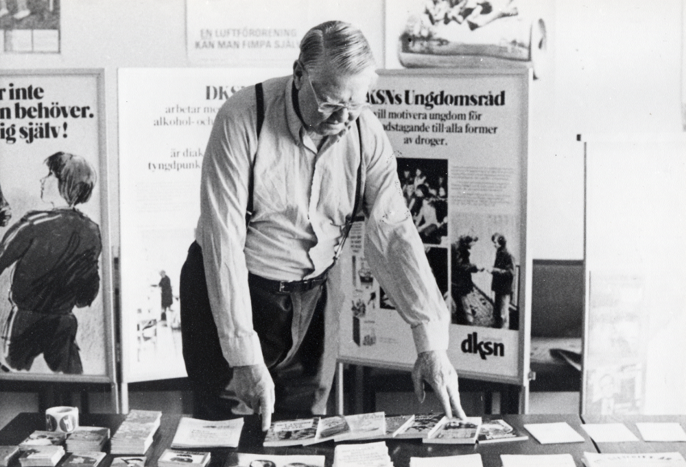 Oscar Varenius arrangerar en utställning mot droger av alla slag, sprit, nikotin och narkotika, i Föreningsbankens utställningslokal på Tuna torg