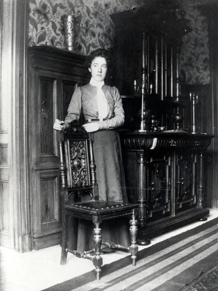 Ester Carlsson, förmodligen i hemmet i Jönköping,  före flytten till Vallentuna.  Ester var dotter till Johanna och B C Carlsson som köpte Väsby gård 1906