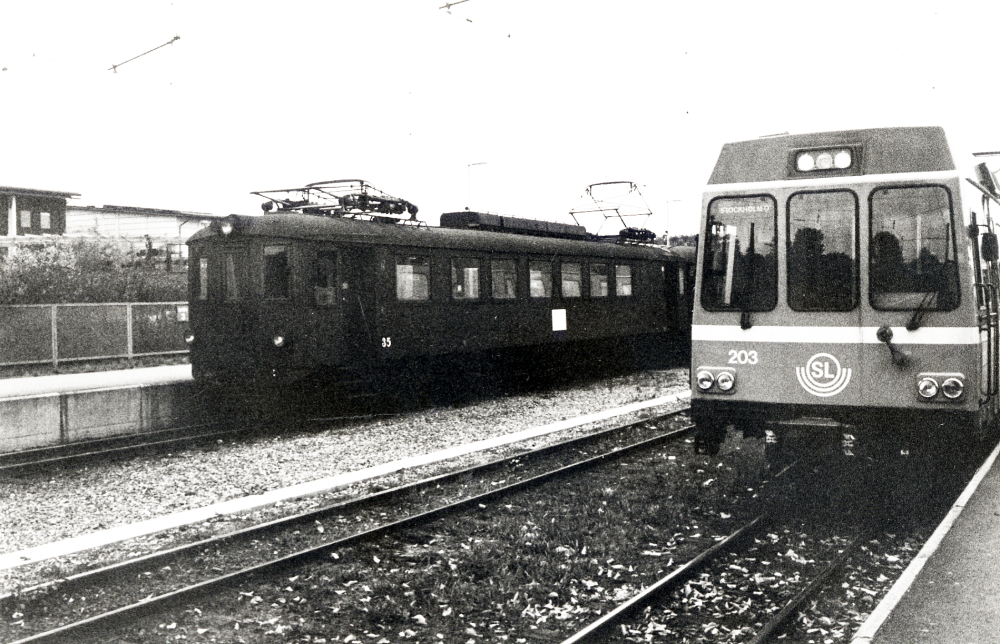 Vid Riksmarschen mot cancer deltar Roslagsbanans veterantågsförening med vagn 33. I vagnen visas diabilder, utställning om Roslagsbanan 1885-1935 föreningens medlemmar serverar kaffe