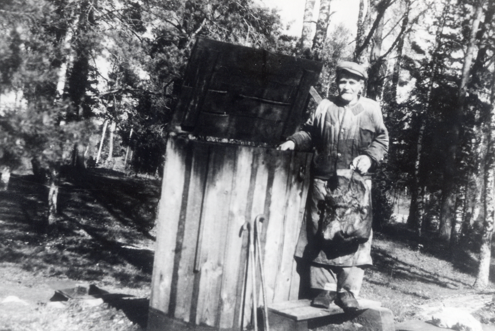 Karl Pettersson bodde i gamla åldersdomshemmet i Frösunda. Han föddes 1872 och dog 1963. Varje år rökte han fläsk åt bönderna i Frösunda. Här står han vid sin nya rökkur.