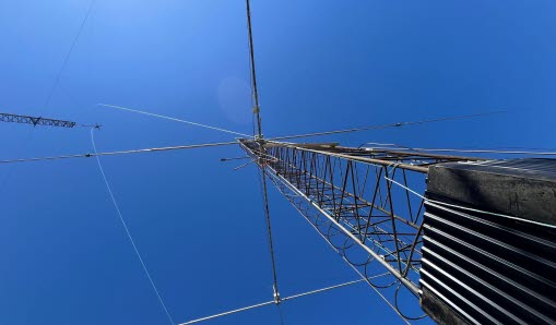 Radiomast mot blå himmel