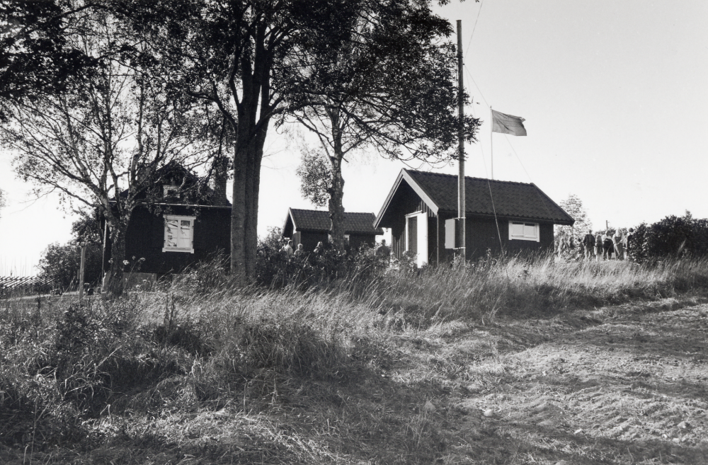 Kvarnstugan i Brottby har restaurerats och är hemvist för Össeby hembygdsförening.  Den 24 september 2000 firar hembygdsföreningen 30-års jubileum med sång, musik, dans och servering.  Här är Kvarnstugan sedd från öster med toalettbyggnaden t h.