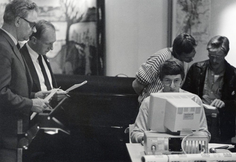 Valvaka i Vallentunasalen.  Vid datorn sitter bitraädande kanslichefen Lars-Inge Andersson omgiven fr v av Bertil Ihrfeldt, moderaterna, Elwe Nilsson, moderaterna, okänd, Lars Sjösvärd, skp?