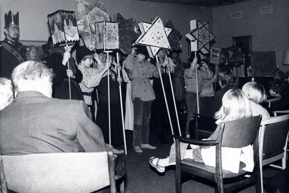 Vallentuna staffanssångare  sjunger  staffanssånger  och  stjärngossesånger  från olika tidsåldrar och landsändar. Här sjunger man i  Rosengårdens samlingssal  Barnen sjunger 'Haven tack, haven tack för eder goda skänk ...' Fr v  Gunnar Hillbo   Ulla Mörk  Barnen fr v  Susanna Rahmqvist   Magnus Hillbo   Sara Böök   Johan Spets   Hedvig Rahmqvist  skymd,  Mikael Hillbo,  Calle Rahmqvist  och  Rani Dunkelberg.  Idé och utformning:  Eva Rahmqvist