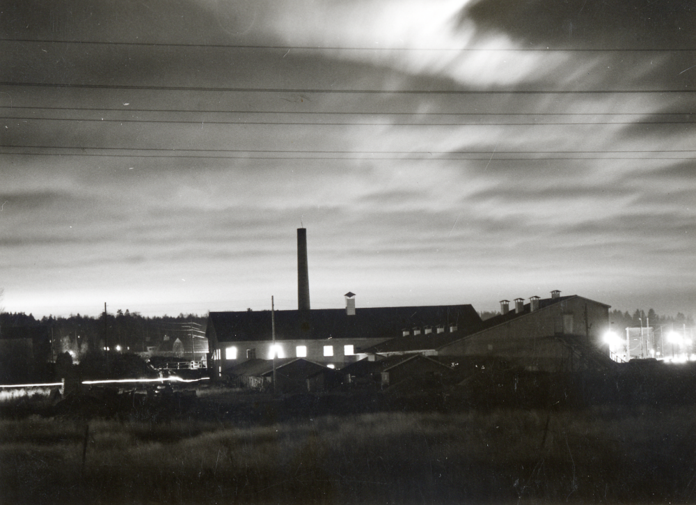 Vallentuna tegelbruk uppfördes ca år 1920 av fabrikör  Axel W Lundqvist  Där tillverkades taktegel, byggnadssten och tegelrör. Tegelbruket var i drift till julen 1967 och revs 1969. Driften vid bruket övertogs av sonen  Alf Lundqvist  sedan fadern pensionerats.