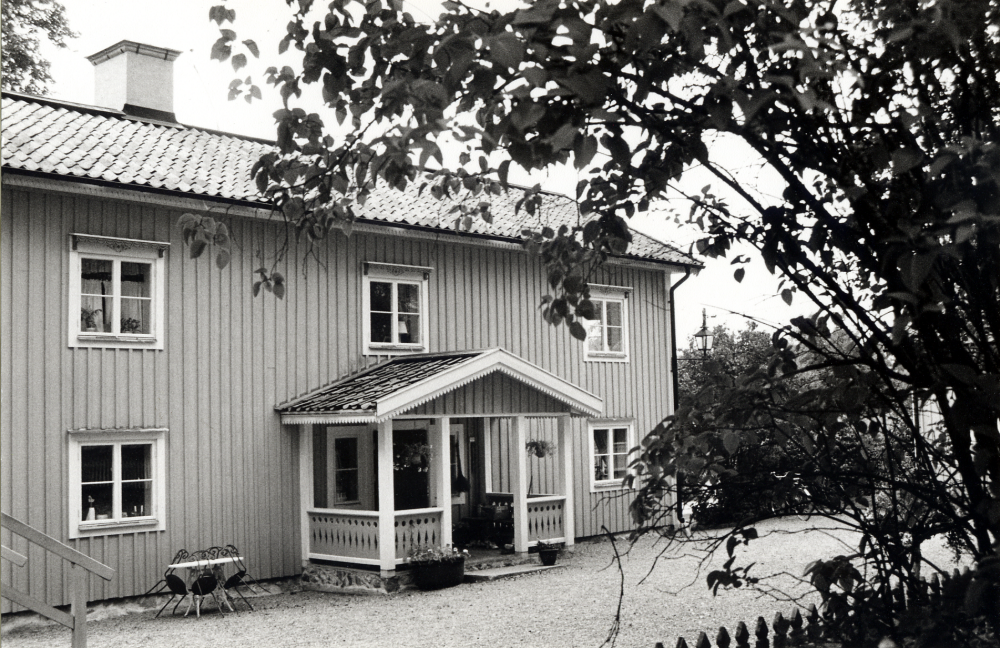 Huvudbyggnaden vid Åbyholms gård. 1994 bor familjen Ann och Anders Fröderberg på gården.  De driver också mäklarfirman Fröderbergs fastighetsförmedling AB