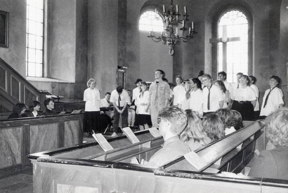 Kyrkans ungdoms dramagrupp i Vallentuna framför Per Harlings musikal "Jag är den jag är" i Vallentuna kyrka. Jeansklädd främst står Magnus Hillbo