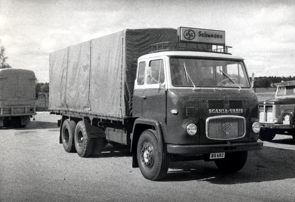 En lastbil av märket Scania-Vabis, som tillhör Bröderna Heidmarks handelsträdgård i Bällsta, ev på områdets parkeringsplats.  Man hämtade lökar och andra växter, främst i Holland.  Först körde man i egen regi, men senare i samarbete med ASG.  Det var så gott som alltid Karl-Erik Heidmark som körde bilarna,. De körde först tomma till Europa.  Man fick då fråga från Gustavsbergs porslinsfabriker om Heidmarks inte kunde köra bl a sanitetsporslin på nervägen till Tyskland.  Så småningom körde man i ASG:s regi med gods från Sverige till Europa och först b la med lökar och växter tillbaka till Sverige.  1960 hette transportföretaget Eurotrans i st f Heidmarks