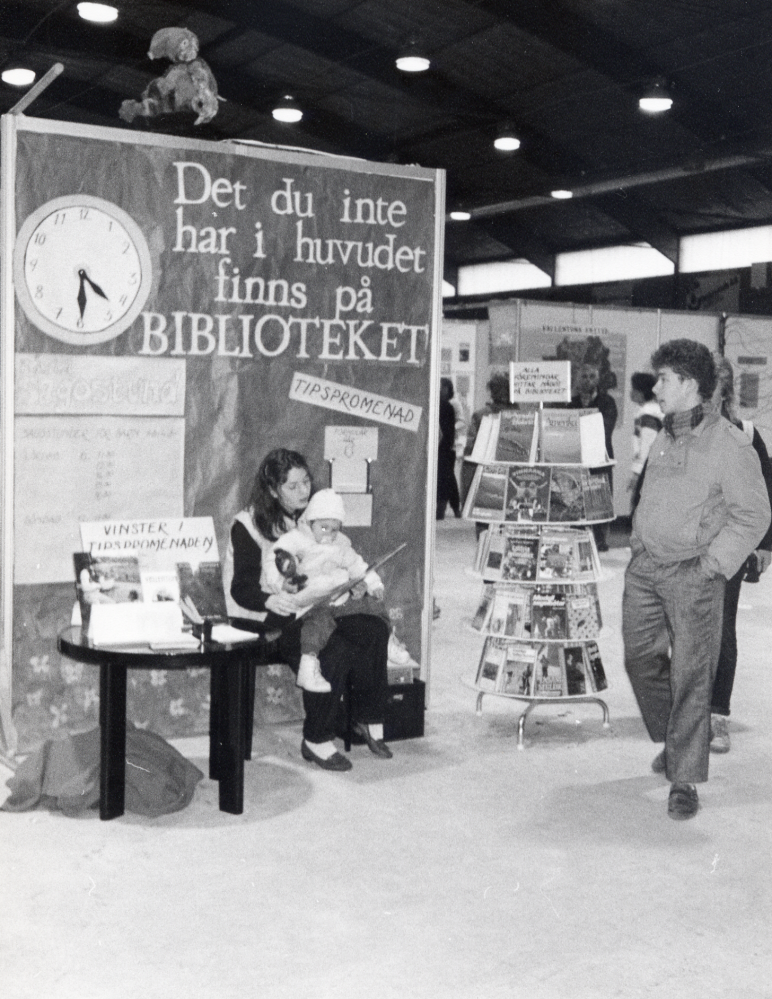Vid Föreningarnas festival i Vallentuna ishall 19-21 april 1986 fick föreningar och kommun presentera sin verksamhet med utställningar, sång och musik. Här syns Vallentuna biblioteks monter byggd som en bokbuss med sagogrotta. Utanför och inuti bussen fanns troll utlånade från Marionett-teaterns föreställning John Bauer. Man erbjöds sagostunder, tipspromenader och boksnurror.
