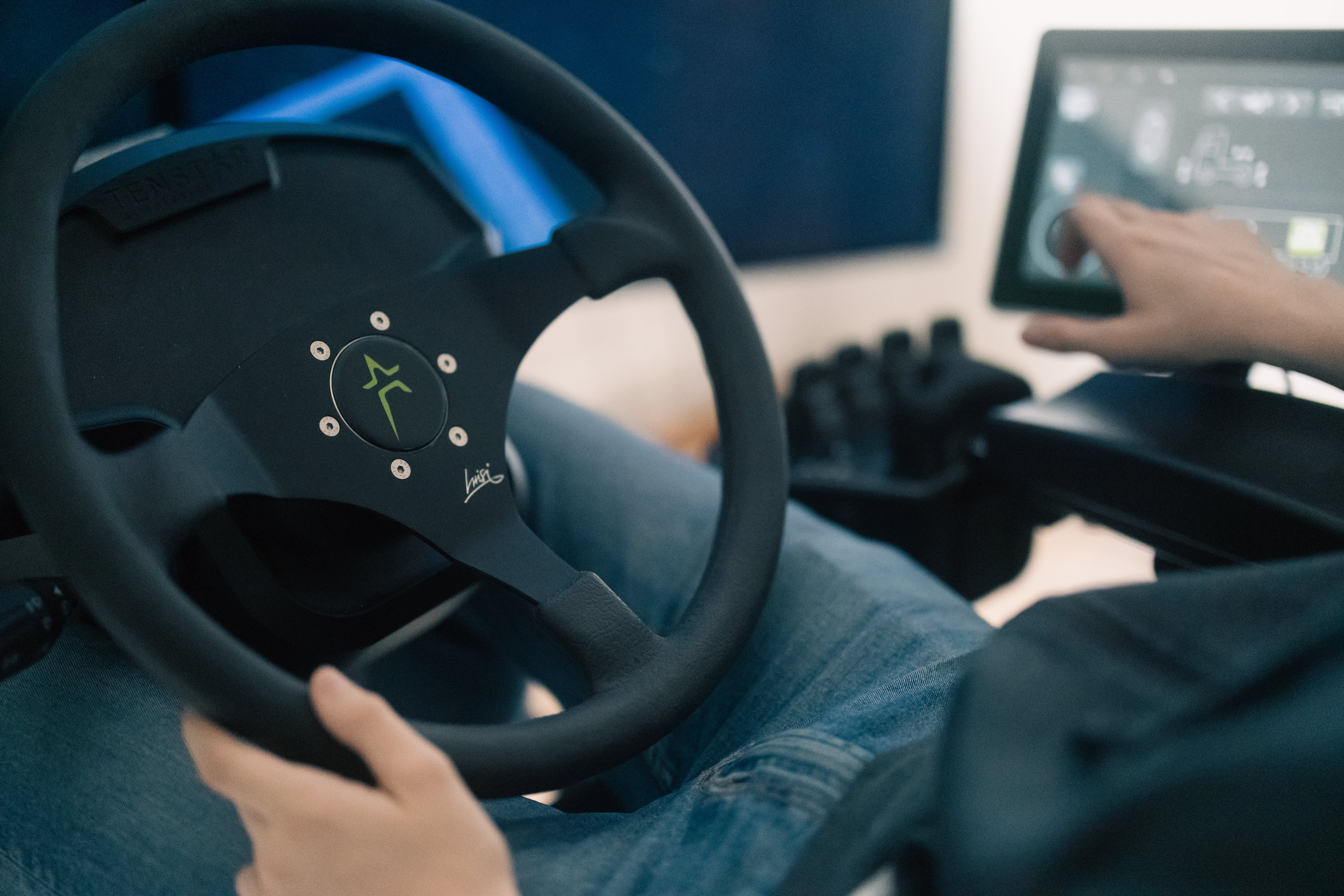 Elev navigerar virtuell tungtrafik med ratt och navigationssystem.