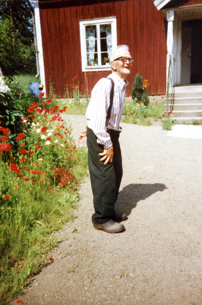 Hugo Bergqvist utanför huset i Gunby, Össeby Garn, där han bodde med sin syster Rosa. De bodde länge utan telefon och elektricitet. Först strax före Hugos 100-årsdag flyttade syskonen till Väsbygården, där de båda avled 2001.
Se även dokumentärfilmen "Hugo och Rosa" där filmaren Bengt Jägerskog följt syskonparet under tio år.