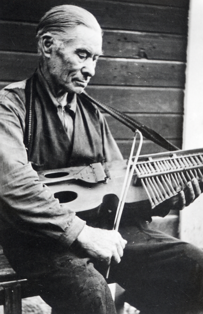 Gustav Pettersson  spelar  nyckelharpa