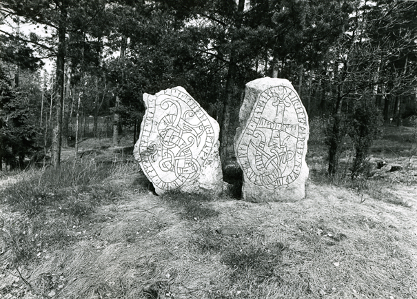 Runstenar med beteckningarna U207 och U208 vid Rocksta säteri, cirka 100 meter väster om huvudbyggnaden på en mindre kulle vid grusväg..