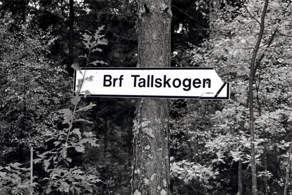 Bällstaberg – bostadsrättsföreningen Tallskogen.  Byggnadsarbeten har påbörjats med uppmärkning och skyltar mitt ute i skogen på västra sidan om Roslagsbanans hållplats Kragstalund