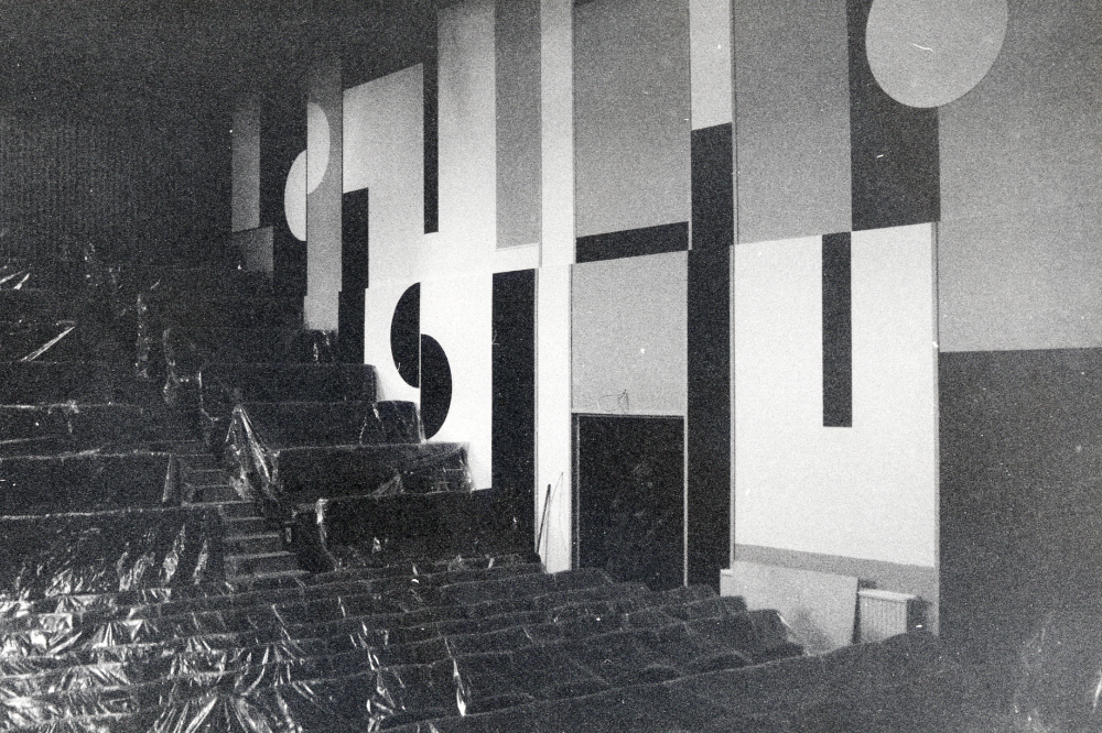 Vallentuna teater strax före invigningen i oktober 1986. Stolarna är täckta med plast. Teatern används som aula och skrivsal för Vallentuna gymnasium och är tillbyggd söder om Vallentuna gymnasium, f d Tellus Maskins fabrikslokaler.