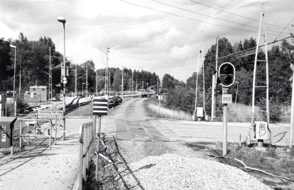 Roslagsbanans linje mot Lindholmen rustas upp från maj till november 2006.  Avstängningen varade betydligt längre än aviserat med stora problem för järnvägens passagerare.   I mitten av augusti pågår spårutläggning  norrut m åt Molnby, men endast ett spår är klart norrut.