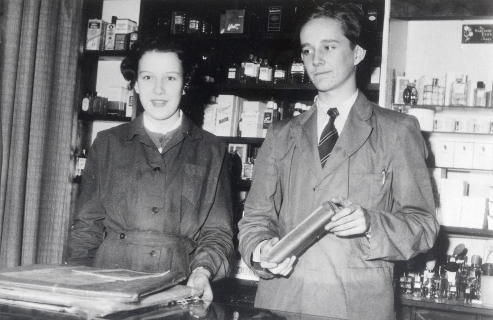 Vallentuna färghandel ägdes av Hans Uhrenius.  Affären låg på Centralvägen. Anställd var Birgitta Lundvall, som senare gifte sig med Bo Carlsson.  Sonen Björn Uhrenius ryckte in som biträde då och då