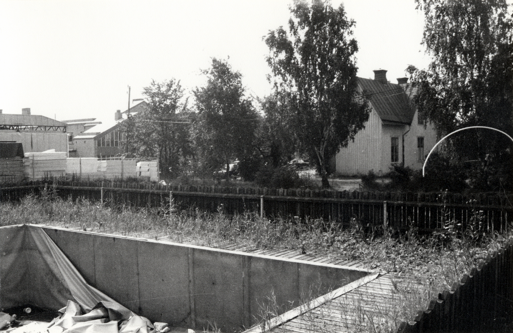 Utsikt mot Vallentuna centrum i omvandling. I förgrunden en pool som tillhört den södra syskonvillan med adress Mörbyvägen. Villan skall rivas i samband med byggstarten av det nya centrumhuset Tärningen. T v syns det nya Domusvaruhuset växa upp och t h villan med barnklädesaffären Kära Barn