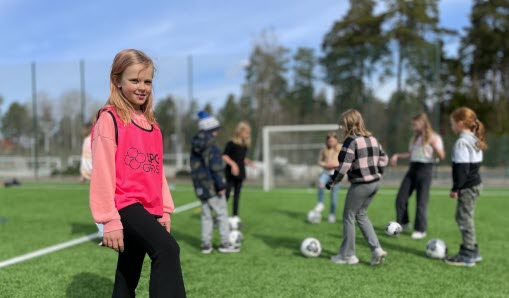 LIKE-aktivitet där elever spelar fotboll på Vallentuna IP
