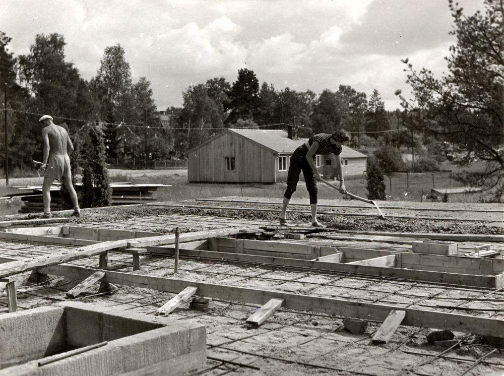 Enfamiljshus i  Ormsta  levereras och uppförs av  Svenska trähus, husmodellen kallades Nivishus.  Bottenplattan gjuts av ägaren, varefter husleverantören monerar huset.  Det nästan färdiga huset i bakgrunden är Ormstavägen, förmodligen 3 eller 5.  I förgrunden byggs husen på Enbacksvägen.  I bakgrunden skymtar "dubbelhuset" i hörnet av Ormstavägen och Östgötavägen.
