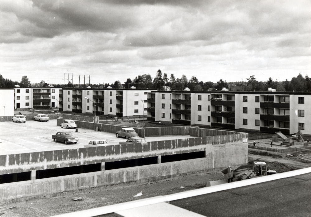 Bostadsrättsföreningen  Norrgården  med  parkeringsgarage  i mitten