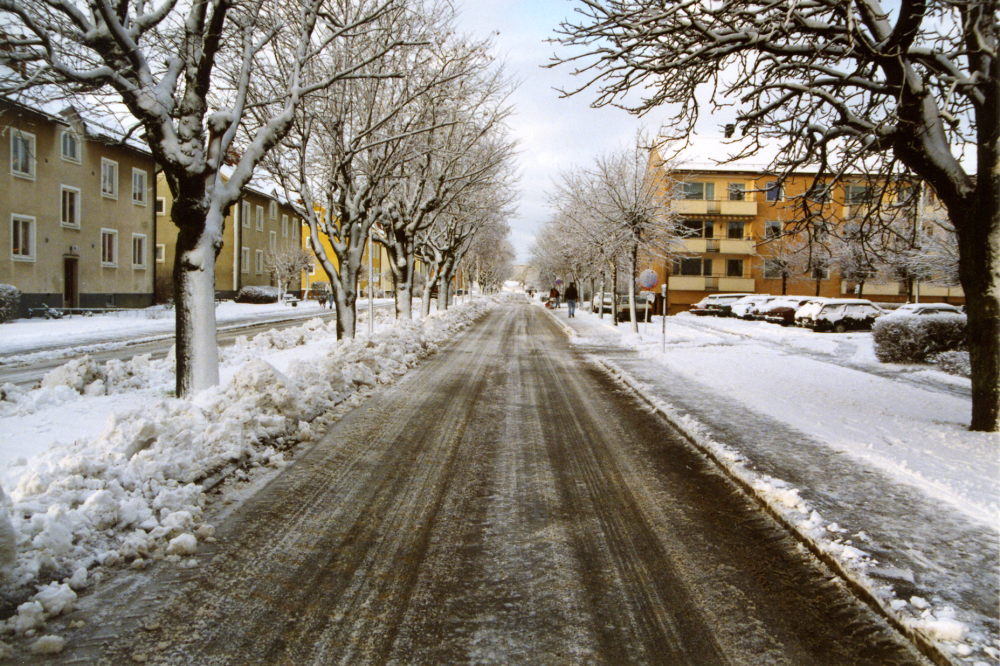 Allévägen julafton 1993. Vinter. Snö.