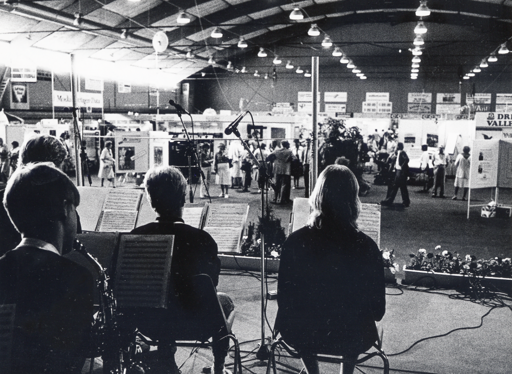 Upptäck Vallentuna. Företag och kommun presenterar sig i en mässa i Vallentuna ishall 18-20 maj 1984. Här är spelar Vallentuna musikskolas blåsorkester vid invigningen