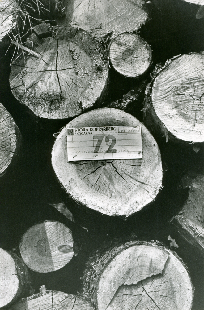 Timmer vid Lingsbergsvägen på väg mot Seneby. Märkning, Stora Kopparberg Skogarna, Svensson-Sigfridsson, 72. •Fotografiet ingår i bildserien ”Vardagsliv i Vallentuna kommun” av Rachael Gough-Azmier & Gunilla Blomé, Haga Studios HB.