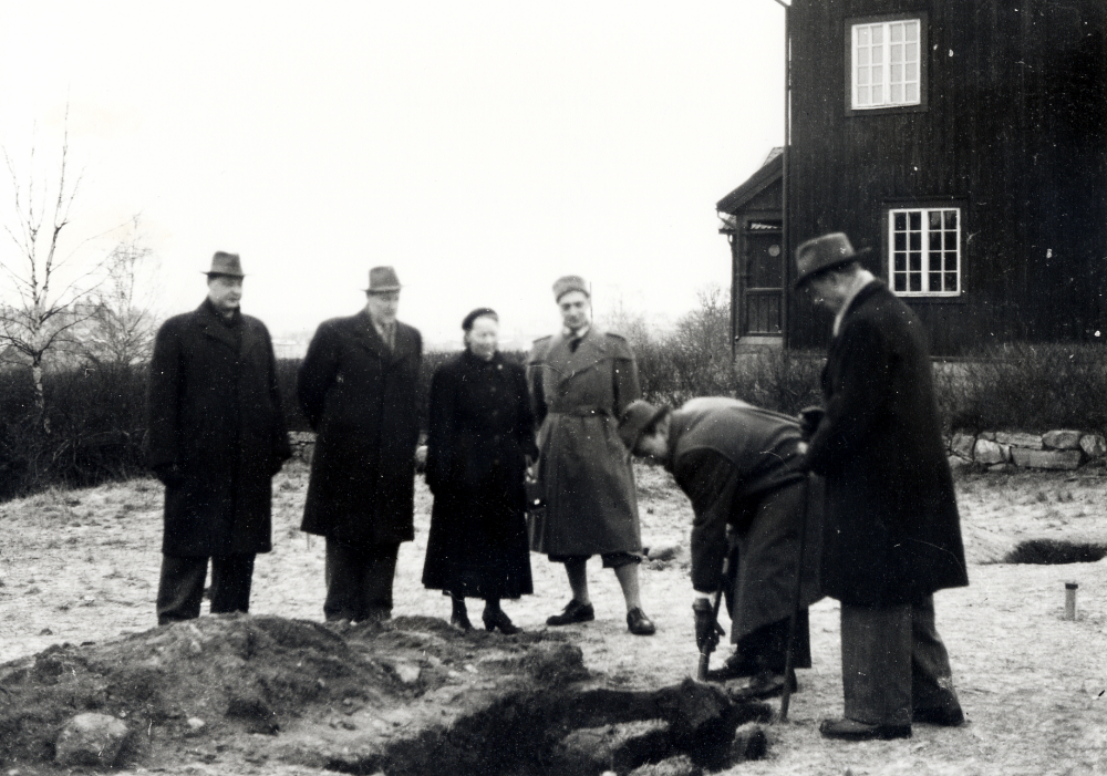 Första spadtaget till utbyggnaden av Hjälmsta skola i början av 1950-talet..  Fr v Erland Eriksson, okänd, Anna-Brita Dahl, Petter Nordin, Bertil Tillborg med spaden och längst t h okänd. I bakgrunden Röda skolan . Anna-Brita Dahl berättar: " Arbetsutskottet i skolstyrelsen öppnade sitt sammanträde den dagen med att sätta spaden i jorden för den nya Hjälmstaskolan."