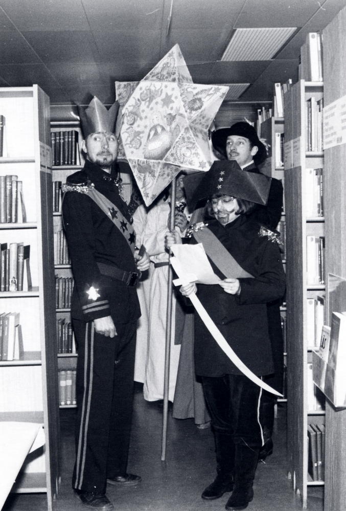 Vallentuna staffanssångare  sjunger  staffanssånger  och  stjärngossesånger  från olika tidsåldrar och landsändar. Här sjunger man för kommunens kanslipersonal i  Vallentuna bibliotek  Fr v  Gunnar Hillbo  Herodes,  Gun Hillbo  Knekten och  Sigge Rahmqvist  Staffan. I bakgrunden skymtar en av de tre konungarna  Evert Lillefors   Eva Rahmqvist  står för idé och regi