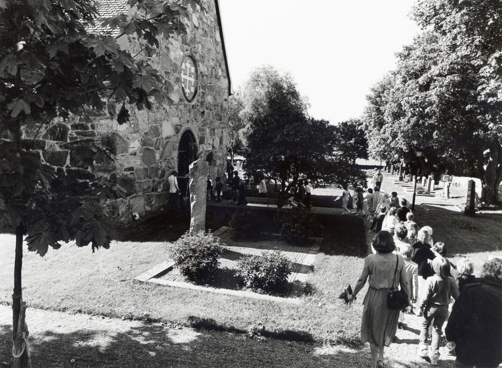 Sista skolavslutningen i Kårsta kyrkskola efter vårterminen 1982.  Fr o m höstterminen 1982 flyttar barnen i  den nya Kårstaskolan vid Bergsjö- vägen.  Skolbarn, lärare och föräldrar på väg in i Kårsta kyrka vid sista skolavslutningen i Kårsta kyrkskola