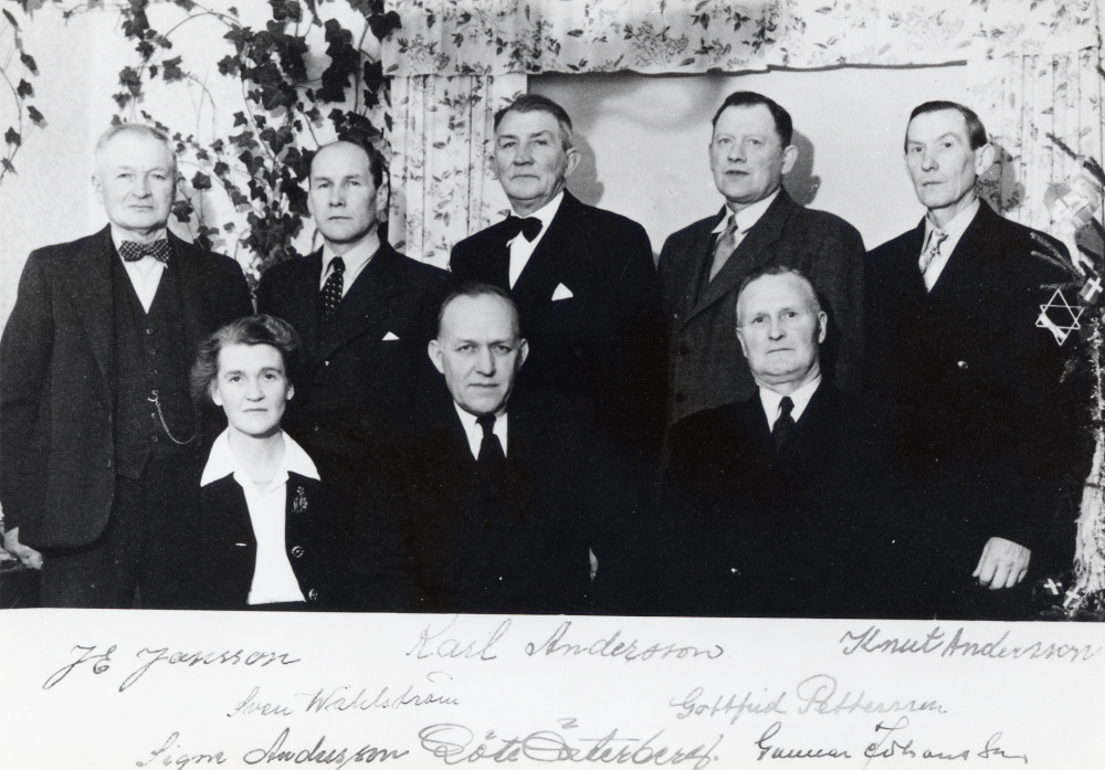 Frösunda fattigvårdsstyrelse före sammanslagningen med Vallentuna som skedde 1952. I övre raden fr v J E Jansson, Sven Wahlström, Karl Andersson, Gottfrid Pettersson och Knut Andersson.  Sittande fr v Signe Andersson, Göte Österberg, och Gunnar Johansson