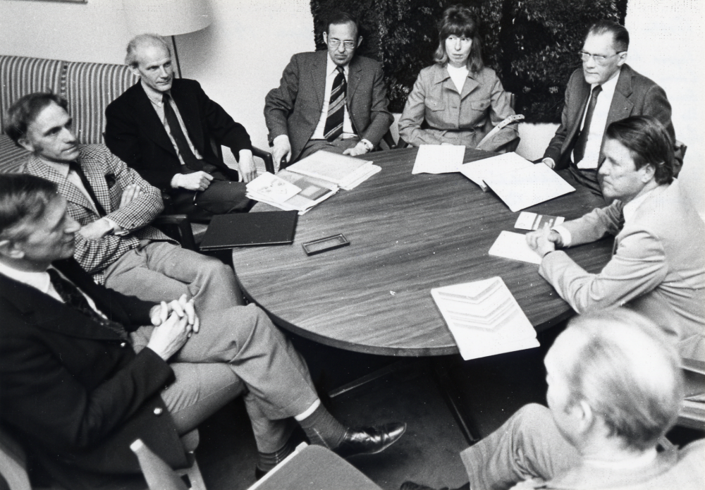 Vallentunapolitiker diskuterar busstrafiken mellan Vallentuna och Stockholm med trafiklandstingsrådet Birger Rosell. Fr v Ingvar Lidskog, Conny Almén, Gunnar Käller, Bo Schylander,Sylvia Pettersson, Carl-Erik Wikström, Birger Rosell och Ingemar Bäckström, VD vid SL, Storstockholms lokaltrafik