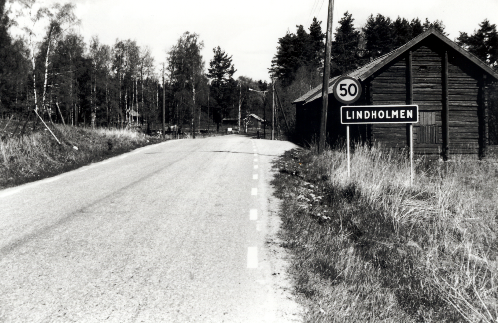 Lindholmsvägen vid infarten till Lindholmen nära Kulla gård