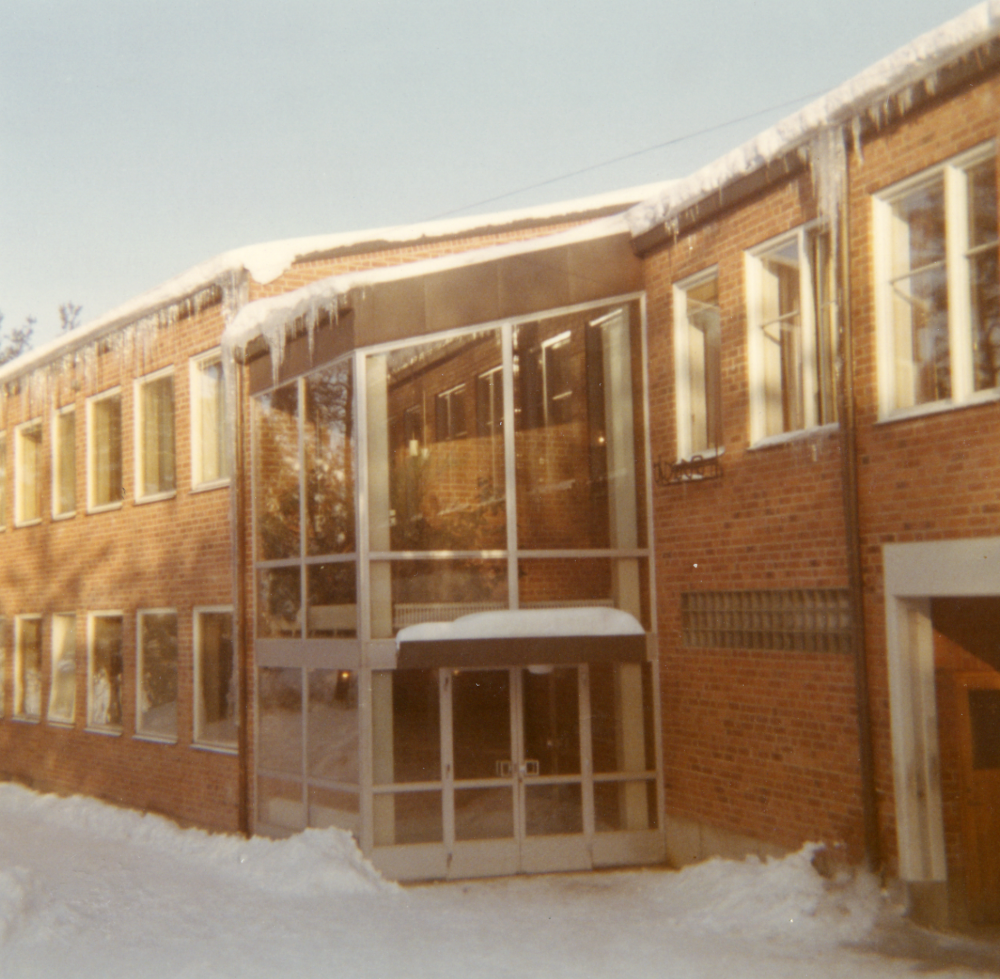 Klassrumsbyggnaden i Hjälmsta skola