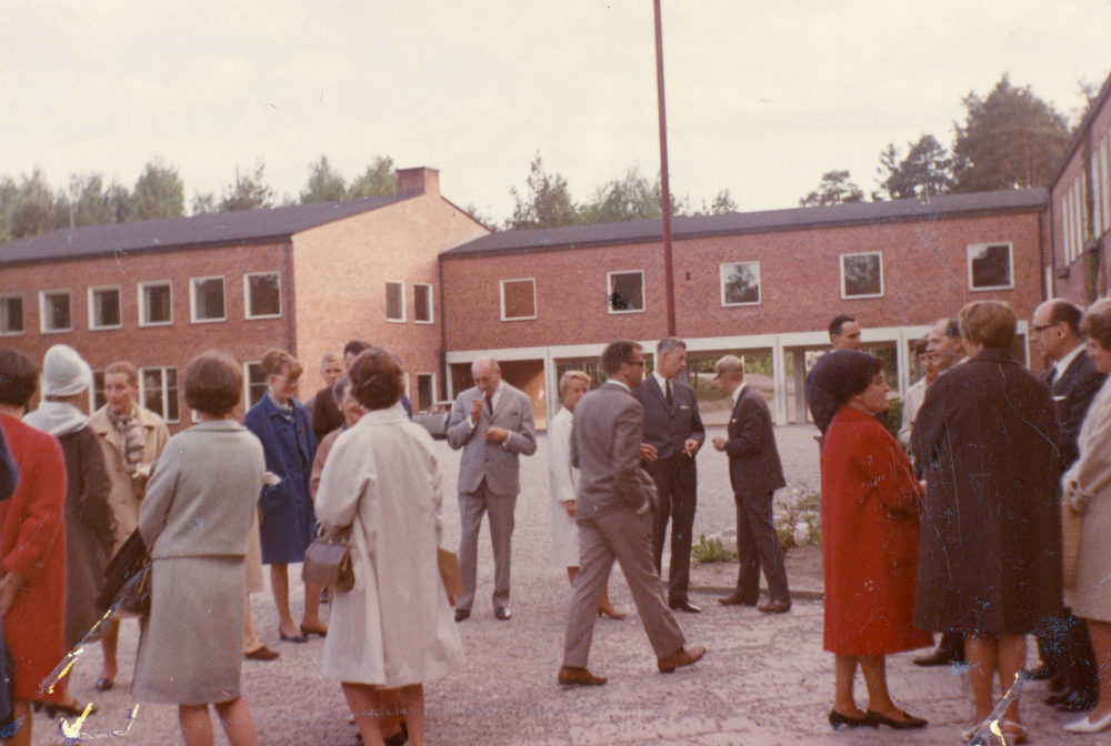 Lärare samlade på skolgården vid Hjälmsta skola