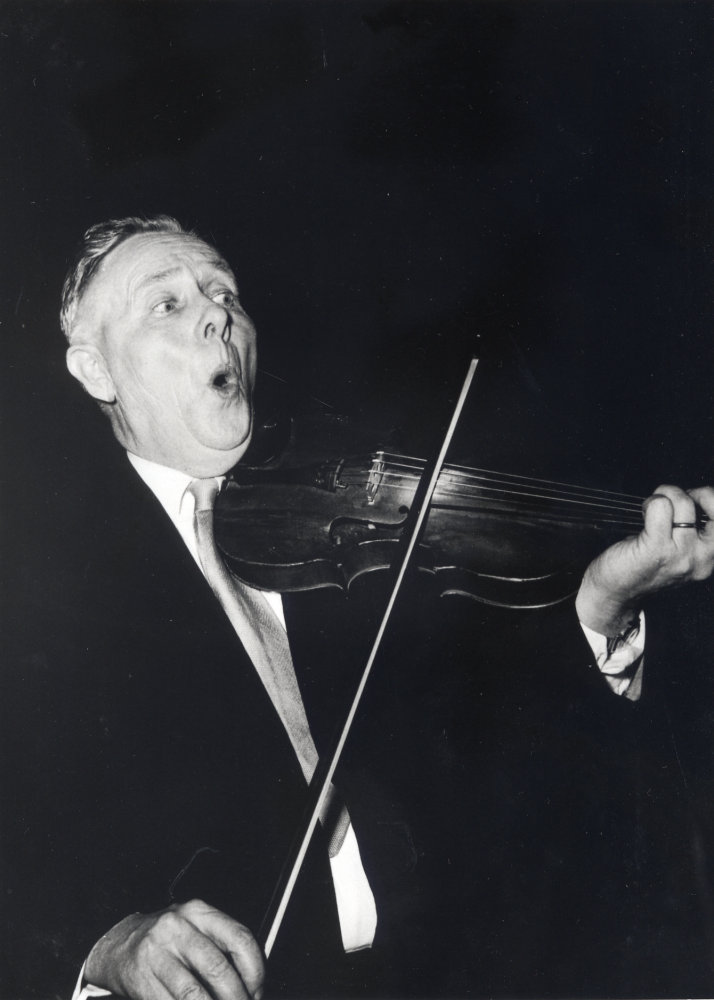 Erik Holmberg var brandförman på Johannes brandstation och legendarisk idrottsledare i Orkesta.  Han var banläggare på några av de första 6-dagars och dessutom spelman