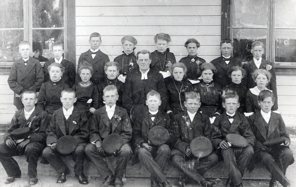 Prosten Pettersson tillsammans med konfirmanderna efter konfirmation i Vallentuna kyrka.  Nr 3 stående fr v är Ruben Rönn, född den 8 juni 1898 på Åbyholms gård och död 2 april 1982.  Fadern var den sista dragonen i Vallentuna Johan August Rönn