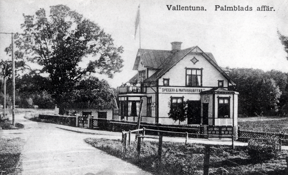 Gustav Palmblads affär  låg i korsningen  Skolvägen  och nuvarande  Karlsbergsvägen  och öppnades 1906 i den nybyggda fastigheten  Kristineborg.  Affärslokalen är nu bostad, med en tillbyggnad bredvid där  ICA Rickeby  ligger. 1959 köpte  Sture Sivertsson affären, ombyggd i sitt nuvarande skick i början av 1970-talet.  Se Lanthandlare i vallentunasocknarna vid Roslagsbanan s 62